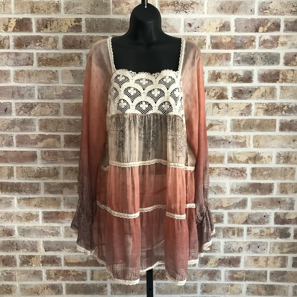 Cream and salmon gauzy blouse with lace details and puff sleeves. Women’s L.
